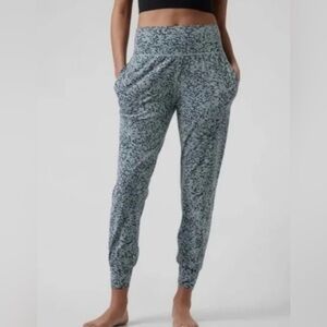 ATHLETA Ocelot Spot Minimalistic Grey Salutation Jogger Pants Plus 1X